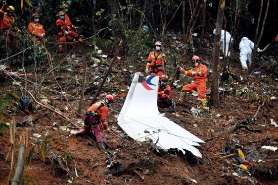 3月24日，搜救人员在位于广西梧州市藤县的东航MU5735客机坠毁事故核心现场进行搜索。图/新