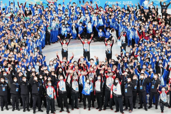 2月20日，北京冬奥会举行花样滑冰表演滑工作人员和志愿者在表演滑结束后合影留念。新华社记者王毓国摄