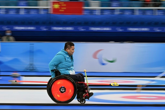　3月12日，北京2022年冬残奥会轮椅冰壶金牌赛中，中国队以8比3战胜瑞典队，夺得冠军，图为中国队选手王海涛在比赛中。新华社记者李尕摄