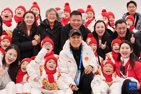 1月15日，在北京国家体育场（鸟巢）后台，马兰花儿童合唱团的孩子们与总导演张艺谋（前排中）合影。新华社记者 许雅楠 摄