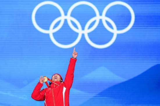 △2月15日，北京冬奥会单板滑雪男子大跳台颁奖仪式，苏翊鸣兴奋站上领奖台。