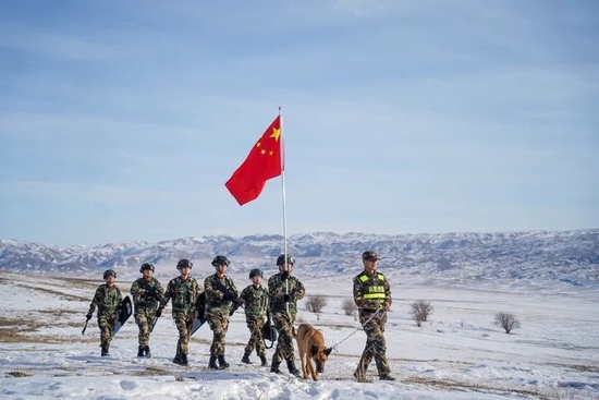 2022年1月31日，武警兵团总队执勤第五支队官兵在中哈边境巡逻 黄超摄 / 本刊