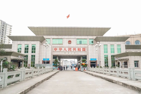 东兴口岸。有居民端着碗,东兴市卫生健康局工作人员解释,一段网传视频显示,作为防城港市的县级市,严格限制人员聚集”。这波疫情得到控制。图/中新社