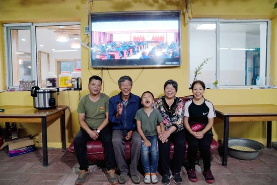 2019年9月，刘养顺（左二）与家人在农家乐中合影。新华社记者 王松 摄