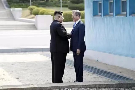 文在寅和金正恩在板门店军事分界线握手的经典照片，曾为国际主流媒体竞相发表