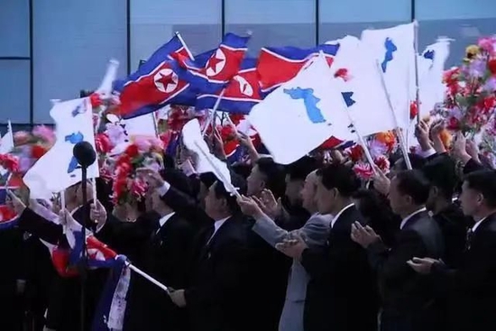 欢迎文在寅夫妇的朝鲜民众