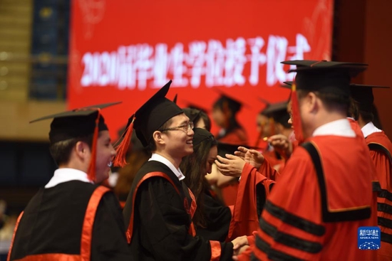 在中国人民大学世纪馆，2020届毕业生参加学位授予仪式（2021年7月4日摄）。新华社记者 胡智轩 摄