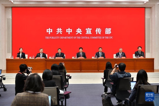 5月12日,中共中央宣传部在北京举行“中国这十年”系列主题新闻发布会,请中央财办分管日常工作的副主任韩文秀、国家发展改革委副主任胡祖才、科技部副部长李萌、生态环境部副部长叶民、商务部副部长兼国际贸易谈判副代表王受文、人民银行副行长陈雨露介绍经济和生态文明领域建设与改革情况,并答记者问。新华社记者 李鑫 摄