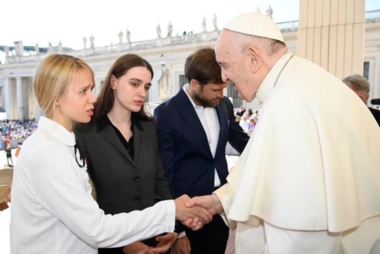·卡塔琳娜（左一）恳求教皇方济各（右一）。