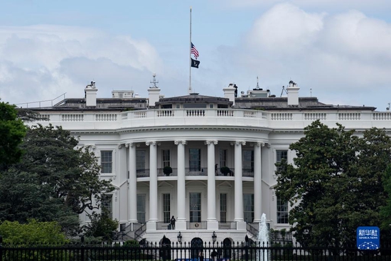 5月12日，美国华盛顿白宫降半旗悼念新冠逝者。新华社记者刘杰摄