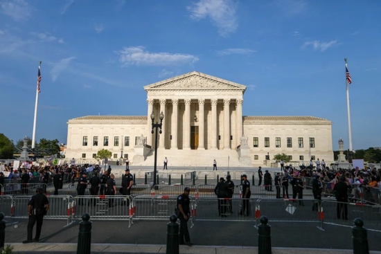 当地时间2022年5月3日，美国华盛顿，当地民众聚集在联邦最高法院外示威，呼吁保护女性合法堕胎权利。图/IC photo