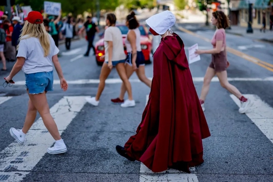 当地时间2022年5月3日，美国佐治亚州亚特兰大，当地民众聚集示威，呼吁保护女性合法堕胎权利。有女性装扮为《使女的故事》中的角色。图/IC photo