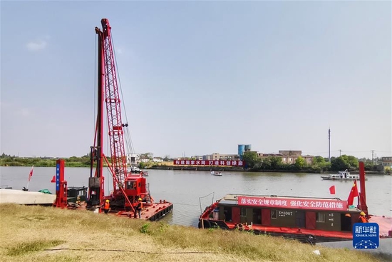 5月16日，在蘇州昆山的吳淞江整治工程施工現(xiàn)場(chǎng)，工程船舶整裝待發(fā)（手機(jī)拍攝）。新華社發(fā)