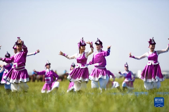 表演者在锡林浩特市游牧文化节·白音锡勒牧场建场70周年那达慕开幕式上表演传统舞蹈(2020年8月2日摄)。新华社记者 彭源 摄