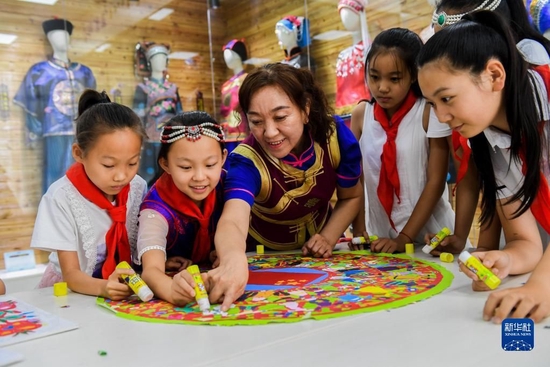 这是2019年7月15日拍摄的赤峰市松山区兴安街道临潢家园社区的民族融合小课桌。新华社记者 刘磊 摄