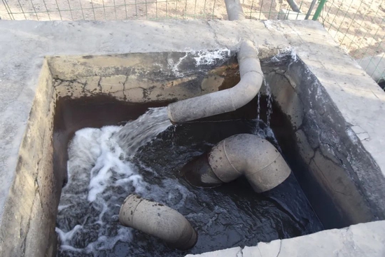 这是其木矿业公司等3家煤矿向宏道疏干水综合利用公司排放疏干水的出水口 恩浩 摄