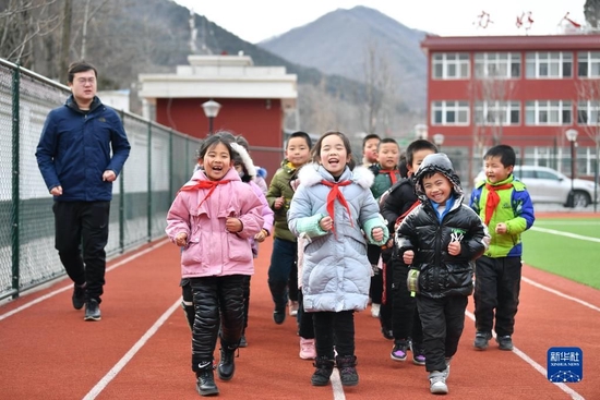 陕西省铜川市耀州区照金镇北梁红军小学学生在操场跑步（2020年12月29日摄）。新华社记者 张博文 摄