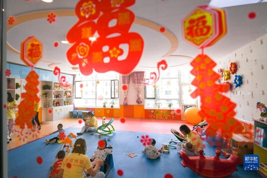 在呼和浩特市儿童福利院，教职工在陪伴儿童们玩耍（2019年5月28日摄）。新华社记者 王靖 摄