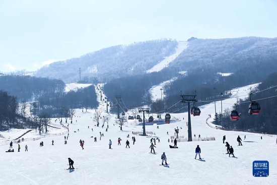 游客在吉林省吉林市万科松花湖滑雪场滑雪（2021年2月15日摄）。新华社记者 颜麟蕴 摄