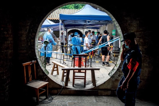 5月23日，广东广州市，市区多地开展常态化核酸检测。图/人民视觉