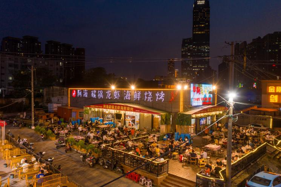  陈祥海位于合肥的龙虾烧烤店，夜里11点多仍坐满几十桌食客。受访者供图