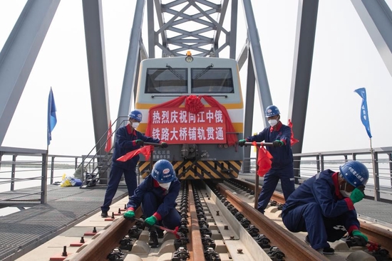  2021年8月17日，工人在同江中俄黑龙江铁路大桥施工现场进行施工。同江中俄黑龙江铁路大桥位于中国黑龙江省同江市与俄罗斯下列宁斯阔耶市之间，桥梁全长约7194米，主桥长约2215米，其中中方境内主桥长约1886米，设计运营时速100公里、年过货能力2100万吨。（新华社记者张涛摄）