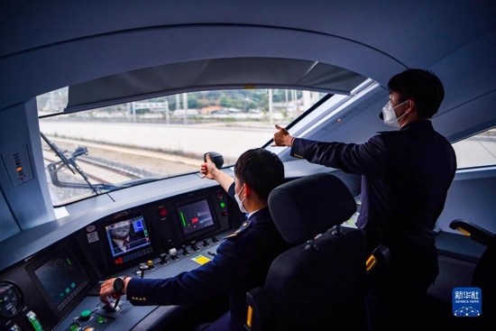 列车司机驾驶复兴号列车行驶在中老铁路上（6月1日摄）。新华社记者 江文耀 摄