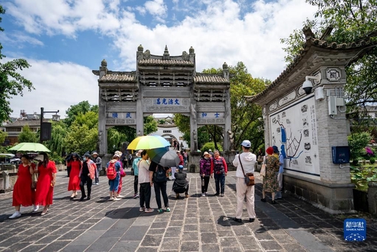  游客在云南省腾冲市和顺古镇内参观游览（5月27日摄）。新华社记者 陈欣波 摄