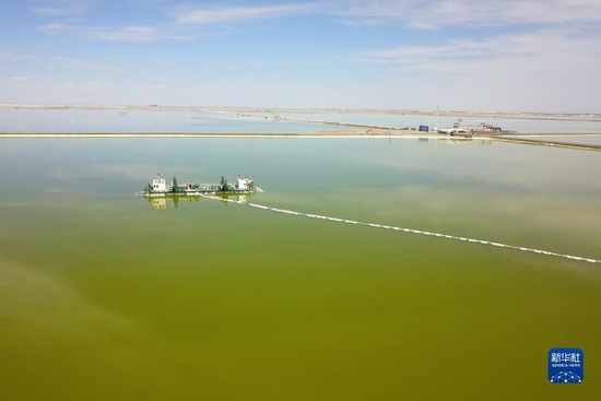 这是2022年6月13日在青海柴达木盆地拍摄的察尔汗盐湖上的采盐船（无人机照片）。新华社记者 范培珅 摄