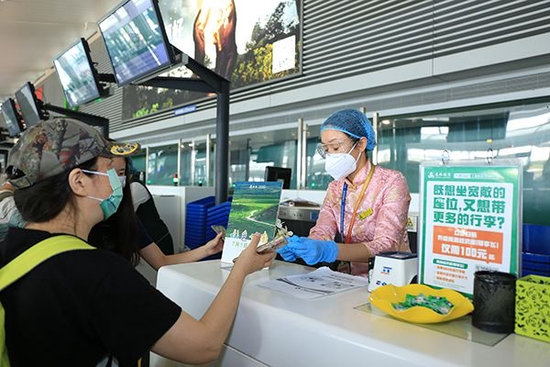 为了方便团队游客更有序办理登机手续,春秋航空专门开辟了办票柜台,并