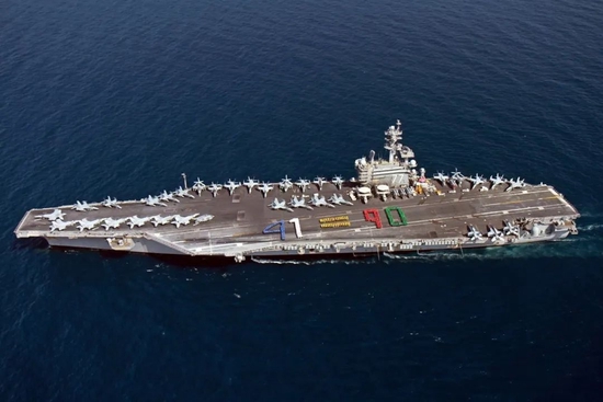 2014年6月13日，美国海军尼米兹级核动力航母——“乔治·H·W·布什”号在阿拉伯海航行。