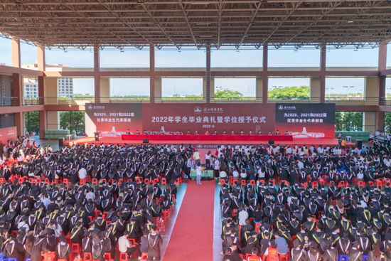 近日,湛江科技学院举办了2022届学生毕业典礼,台下坐满身穿学位服的学子图:新华社、湛江科技学院