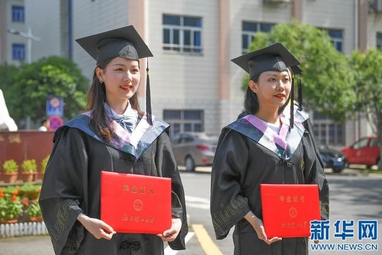  2021年5月，江西理工大学毕业生获得学校赠送的本校版本学位服图：新华社