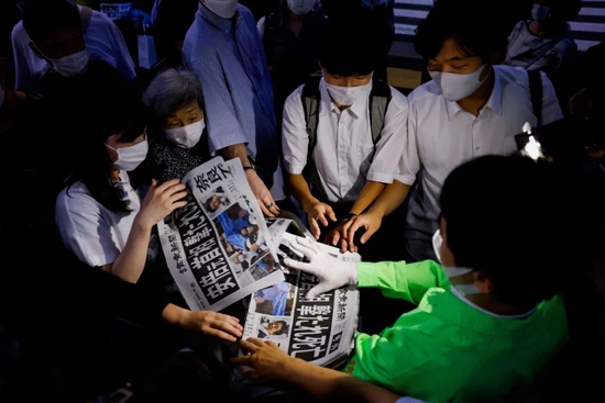 当地时间2022年7月8日，日本东京，日本《读卖新闻》发特刊报道前首相安倍晋三遭枪击不治身亡的消息。图/IC photo
