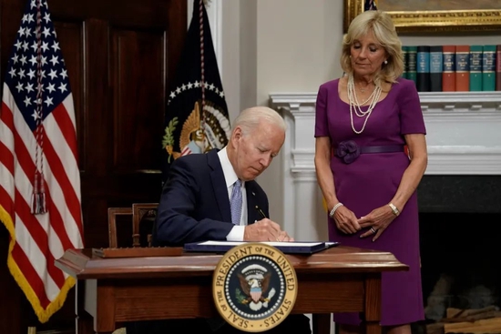 当地时间2022年6月25日，美国华盛顿，美国总统拜登签署了一项名为《两党安全社区法》的枪支安全法案。图/IC photo
