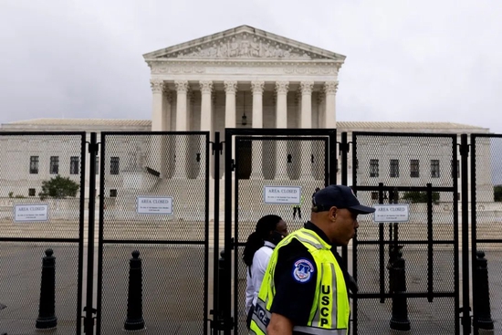 当地时间2022年6月23日，美国华盛顿特区，美国最高法院外竖起拦网，警察在周边巡逻站岗。图/IC photo