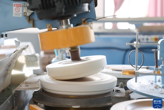 7月6日,在湖南华联溢百利瓷业有限公司的智能制造车间,自动滚压机在