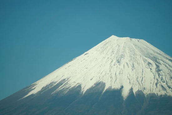 当地时间2021年12月20日,富士山被积雪覆盖。图/rex/IC photo