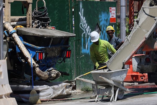 当地时间7月22日,美国少数族裔建筑工人在纽约伦诺克斯大道的一个建筑