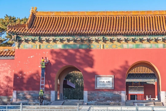 2021年10月26日，北京明十三陵长陵景区，长陵大宫门进行文物修缮，文物古建修缮工作者在进行墙体外立面的修缮工作。