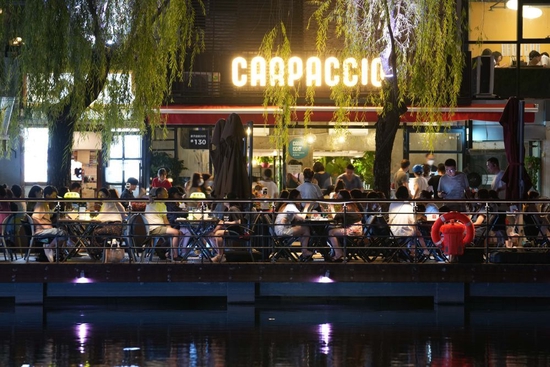 2022年7月16日，市民在北京市朝阳区亮马河国际风情水岸就餐。 新华社记者 鞠焕宗 摄