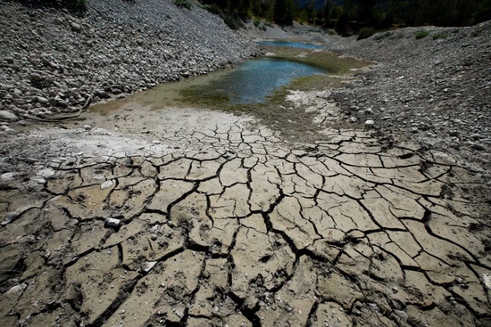 当地时间2022年8月5日,法国遭遇高温干旱,河床见底土地龟裂。图/IC photo