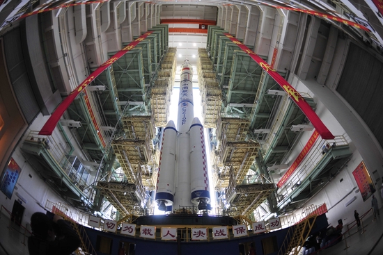2013年6月3日，神舟十号飞船、长征二F遥十火箭组合体，从酒泉卫星发射中心载人航天发射场技术区垂直转运至发射区。新华社发（梁杰 摄）