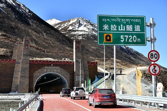 车辆驶入米拉山隧道（2019年4月26日摄）。 新华社记者 李鑫 摄