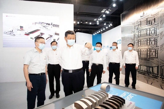 （2022年6月28日，习近平总书记在湖北考察时，来到武汉华工激光工程有限责任公司，察看创新成果。）