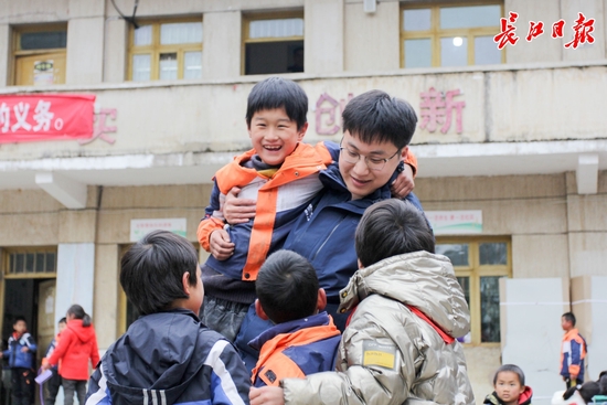 郭子鸣和为民小学的孩子们一起玩。