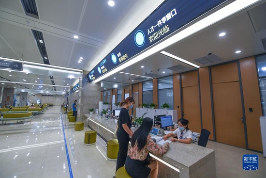 　　2021年9月29日，市民在杭州临安区行政服务中心的“人才一件事”窗口办理人才分类认定。新华社记者 徐昱 摄