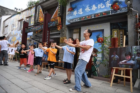 ↑2022年7月18日，孩子们在广州永庆坊体验咏春拳。