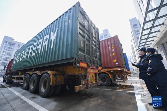 　　2022年2月23日，浙江湖州海关关员在吴兴织里港海关监管作业场所核对装有出口童装的集装箱信息。新华社记者 徐昱 摄