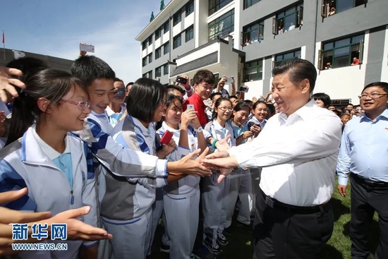 2016年9月9日，習近平來到北京市八一學校，看望慰問師生，向全國廣大教師和教育工作者致以節日祝賀和誠摯問候。這是習近平離開學校時與教師和學生依依惜別。新華社記者 姚大偉 攝
